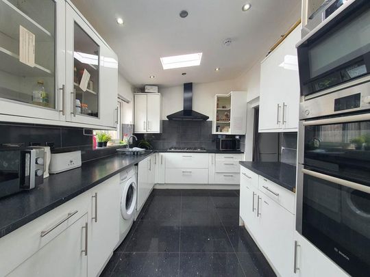 1 bedroom in a house share to rent - Photo 1