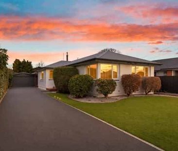 WELL-PRESENTED MODERN HOME - Photo 4