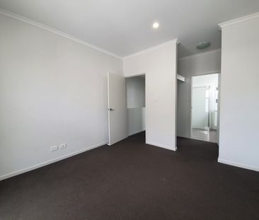 Trendy 3 bedroom townhouse just minutes to the CBD - Photo 2