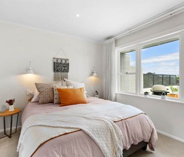 Elevated Eastern Bays Living with Iconic Auckland Views - Photo 3