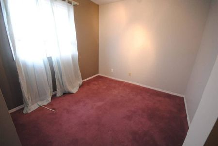 Edmonton Unfurnished townhouse Rental in Callingwood - Townhome in Quiet West Edmonton Neighborhood - Photo 2