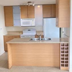 28th Floor, 680 sq. ft 1 bed, 1 bath, 1 den - Photo 3