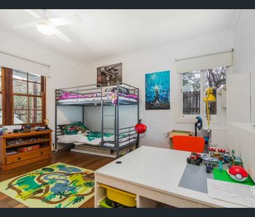 Modern Family Home with Pool in Prime Holland Park Location - Photo 4