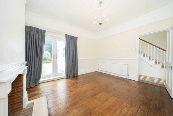 West Grove, Walton, KT12 - Photo 1