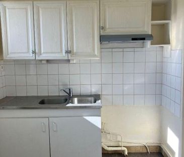 A LOUER Proche commerces, stade et piscine Appartement situé au rez... - Photo 4