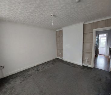 3 Bed Semi-Detached House, Oldroyd Crescent, LS11 - Photo 2