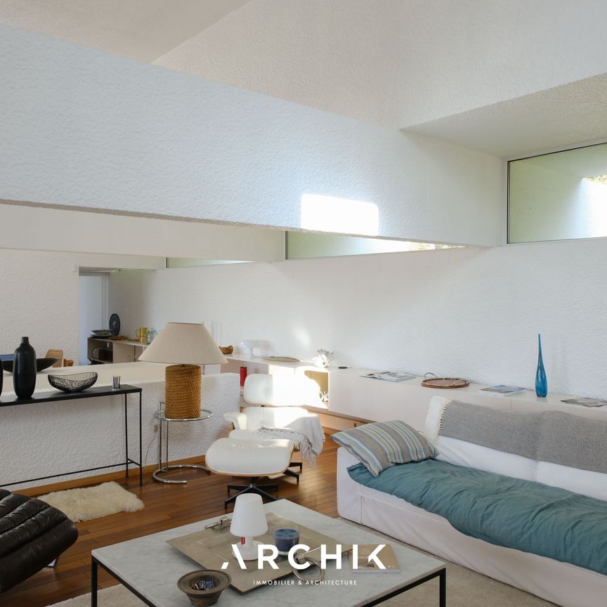 Architecture contemporaine et emblématique de la fin des années 60, cette maison de 200 m2 en position dominante, sur un terrain de 1 710 m2 offre de très belles vues sur le Bassin. - Photo 1