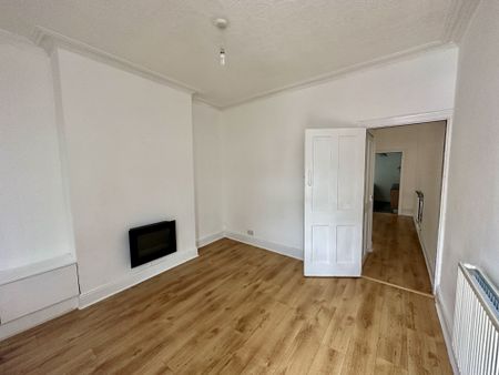 Available NOW FULLY REFURBISHED - Rent Amount: £850per month - Deposit / Bond: £850 - 3 Bedrooms, living room, dining room, fitted kitchen - 1 Bathrooms - Property comes un-furnished - Minimum tenancy term is 6 months - Family Friendly - Bills NOT Included WE DON’T CHARGE ADMIN FEES! - Photo 3