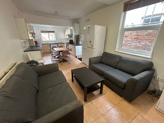 7 Bed Student Accommodation - Photo 1