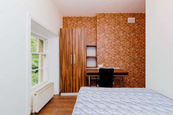 Flat 5-Bedroom B - Photo 1