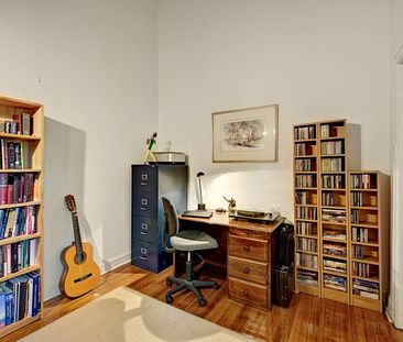 Well Appointed, Flexible and Charming Apartment! - Photo 2