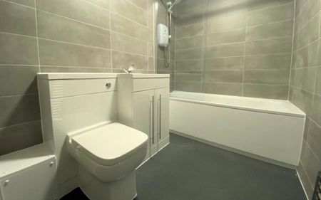 A fantastic property with access to communal gardens and an allocated parking space. - Photo 5