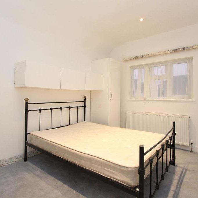 3 bedroom flat to rent - Photo 1
