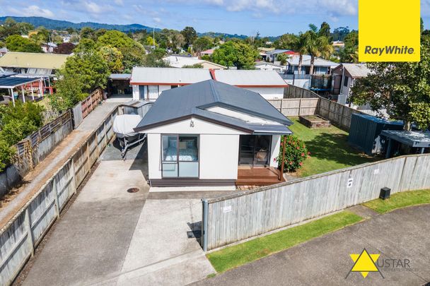 Three Bedrooms and One Bathroom in Ranui! FULLY FENCED! - Photo 1