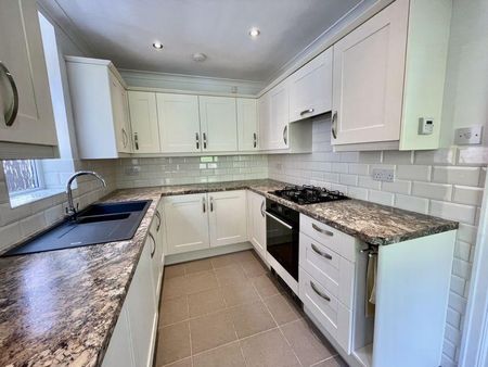 3 bedroom semi-detached house to rent - Photo 4