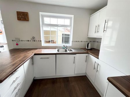 3 bedroom semi-detached house to rent - Photo 4