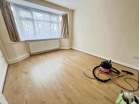 4 bedroom end of terrace house to rent - Photo 3