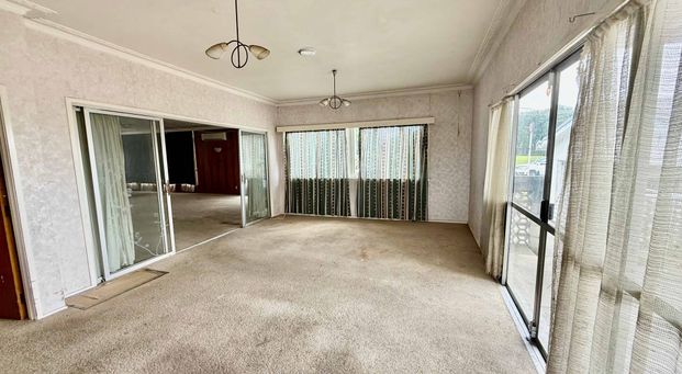 SPACIOUS 6-BEDROOM FAMILY HOME - Photo 1