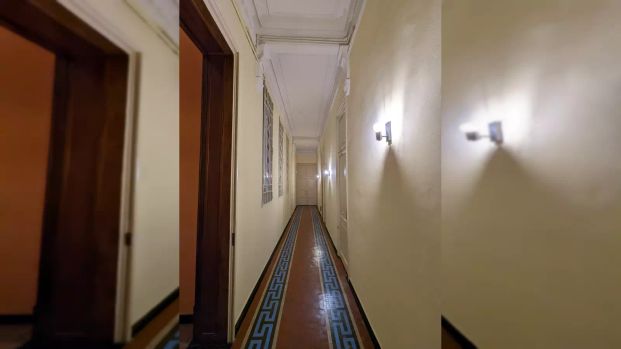 Room in a shared 10-bedroom apartment for rent in el Gòtic, perfect for professionals - Foto 1