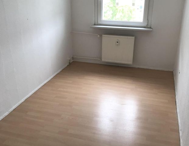 Sehr schöne 4-R-Wohnung im 2.OG ca.72,11 m2 in Möckern mit BLK. zu vermieten . - Photo 1