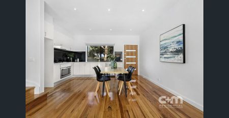 Modern two-level street-facing townhouse - Photo 3