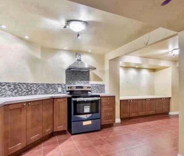 For Lease - 180 Estate Garden Drive, Richmond Hill, Ontario - Photo 6