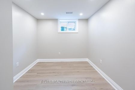 Detached Home For Lease | X8115760 - Photo 4