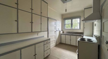 Character Home, in the right spot! - Photo 3