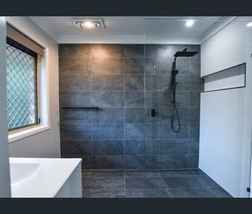 Stylish and Spacious – Renovated Townhouse for Lease - Photo 1