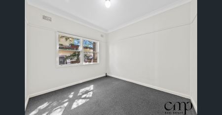 AVAILABLE NOW ! 3 bedroom family home - Photo 2