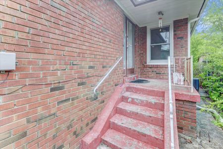 For Lease - 110 Ellendale Drive Unit# Main, Toronto, Ontario - Photo 2