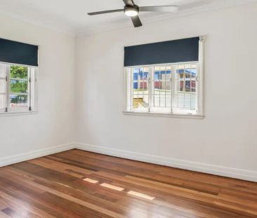 Charming Coastal Cottage in Prime Margate Location - Photo 1