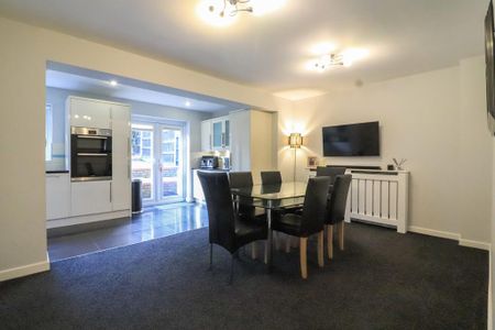 4 bedroom detached house to rent - Photo 4