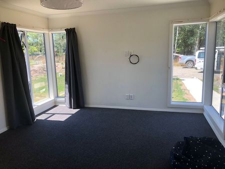 Large private 4 bed 2 bathroom family home - Photo 4