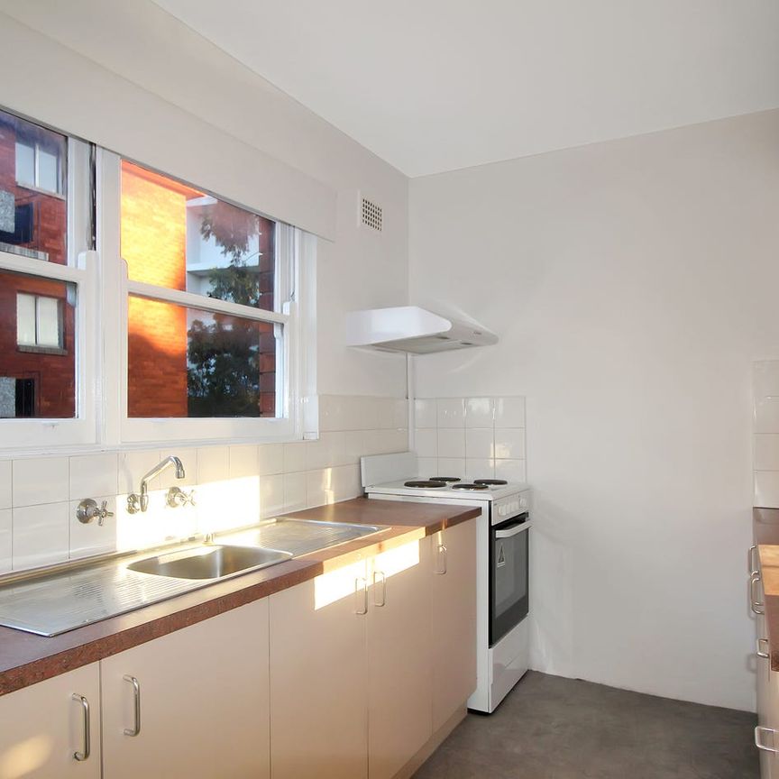 Fresh middle floor two bedroom apartment in the heart of Ryde - Photo 1