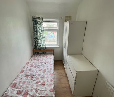 Room in a Shared House, Barclay Road, E13 - Photo 1