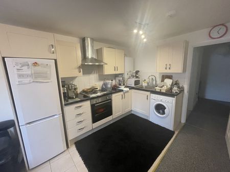 2 bed Apartment - To Let - Photo 4