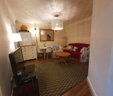 5 Bed Semi-Detached House, Honeysuckle Road, SO16 - Photo 1