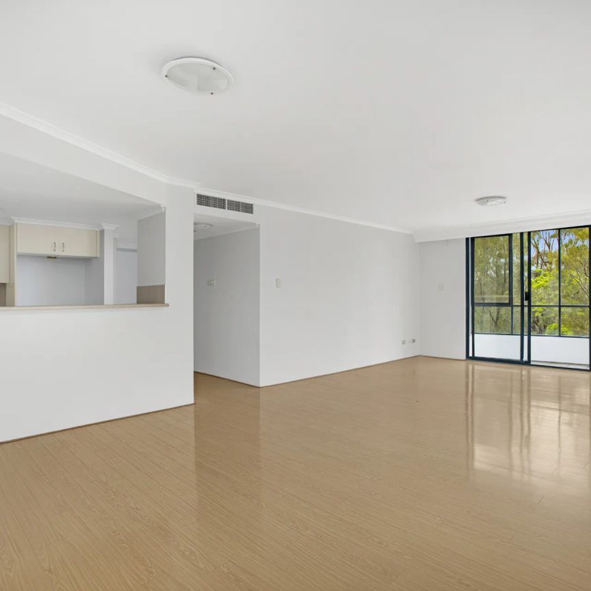 Very spacious 2 bedroom apartment in ever popular Kimberley Estate. - Photo 1