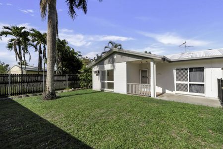 Large 3 Bedroom Home with Ensuite - Extra Office - Huge Block - Fully Fenced - Photo 4