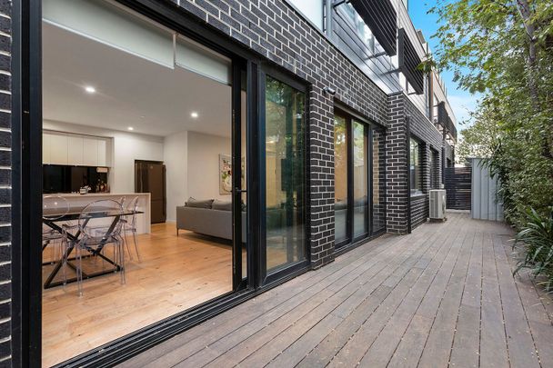 Luxe Ground Floor Courtyard Apartment - Photo 1