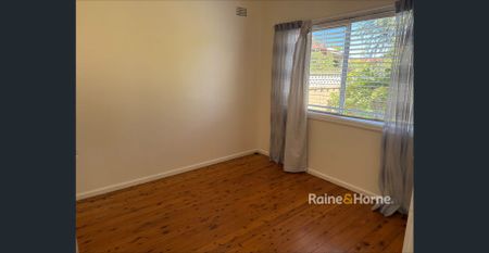 Three bedroom home - CHRISTMAS OFFER - One week of free rent for an approved applicant before Christmas!! - Photo 2