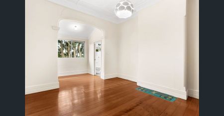 Classic Charm Meets Modern Living: 4-Bed Federation on Spacious Block - Photo 5