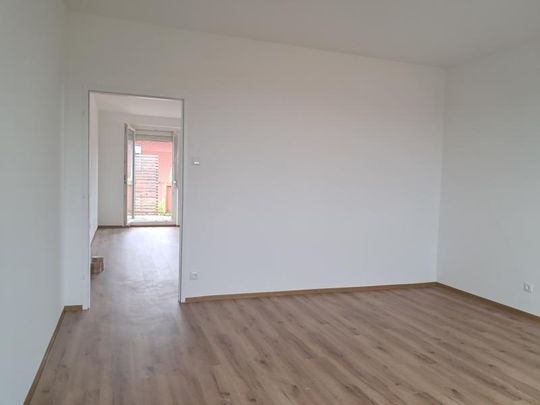 Dr.Schauerstr.6a, DG: WG geeignete, zentral gelegene, renovierte 3-Zimmerwohnung mit großem Balkon, separater, unmöblierter Küche, ca.100m2 WNFL, 4.Liftstock, Parkplatz! - Foto 1