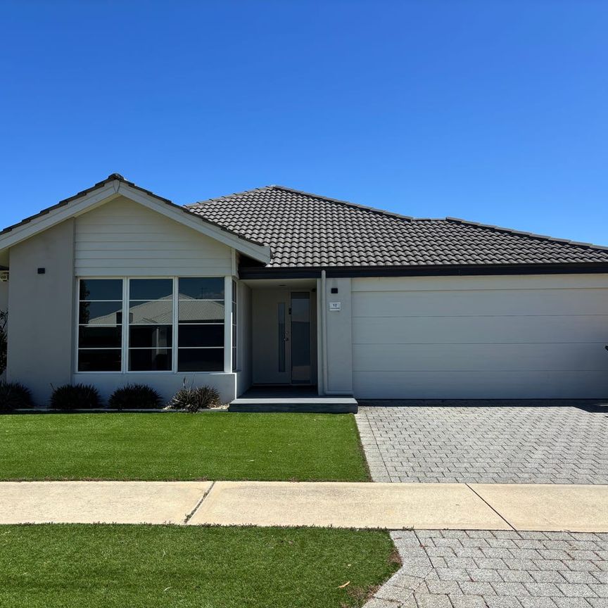 Modern Family Home in Aveley - DON'T MISS OUT ON THIS GEM - Photo 2