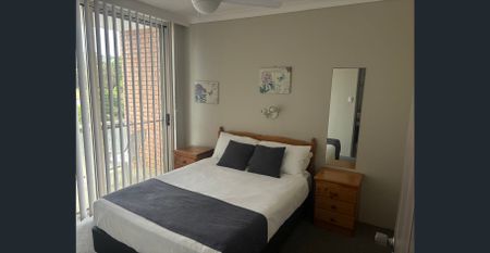 Modern Furnished 2-bedroom unit in sought-after Tahitian Holiday Apartments - Photo 4