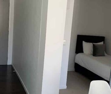 Fully Furnished 2 bedroom Apartment - Photo 2