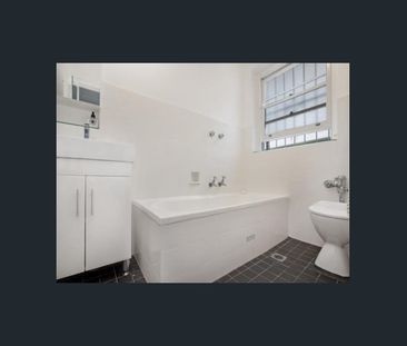 Top floor apartment in the heart of Elizabeth Bay - Photo 4