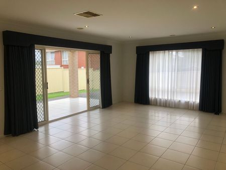 EXTRA LARGE FAMILY HOME IN EXCLUSIVE POCKET OF WANTIRNA SOUTH - Photo 5