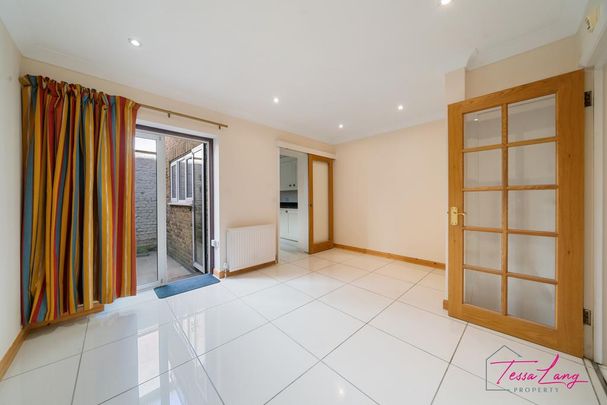 3 bedroom mews to rent - Photo 1